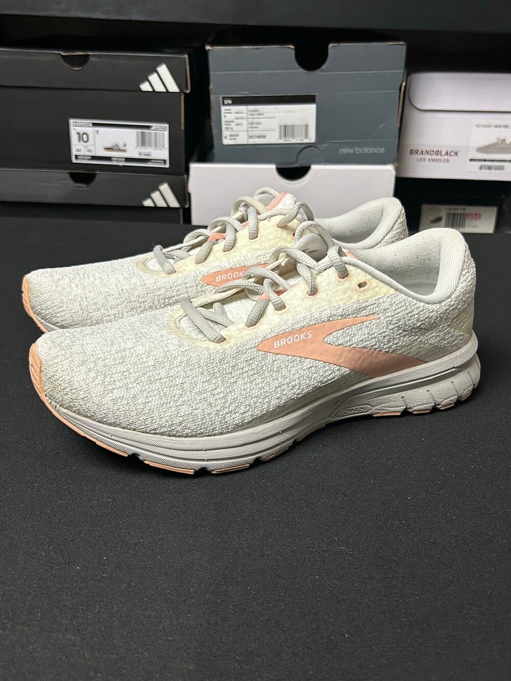 Brooks Signal 3 Women Oyster Peach / Size 9.5 / EUC